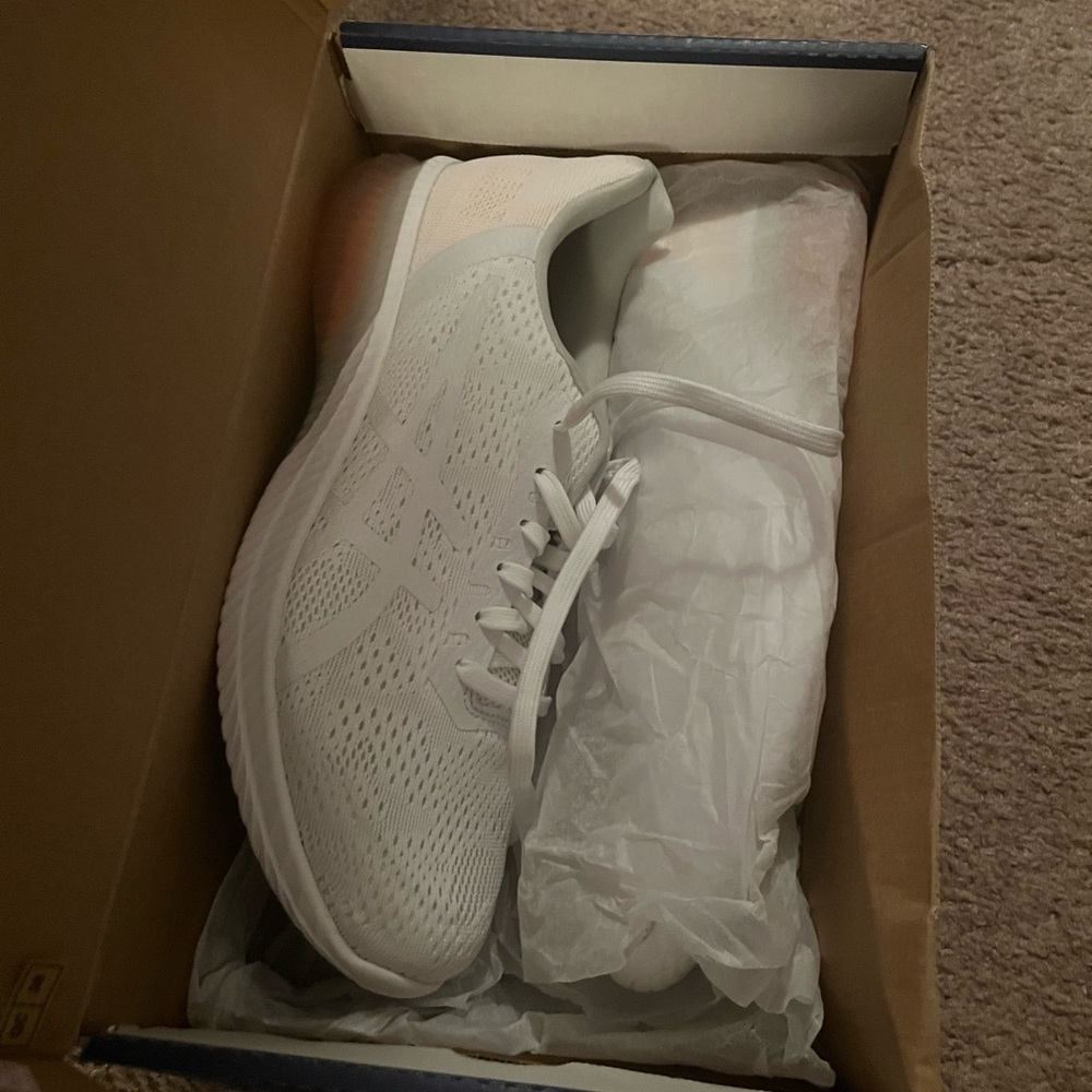ASIC Gel Runners size 6.5 kids NWT